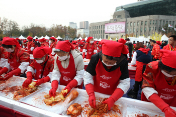 외국인 관광객 2500명, 서울광장서 김장 담근다