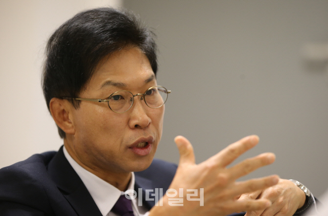 [포토]질문에 답하는 김정관 한국무역협회 부회장