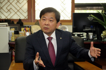 김필건 한의사협회장 "규제 풀면 노벨상도 가능"