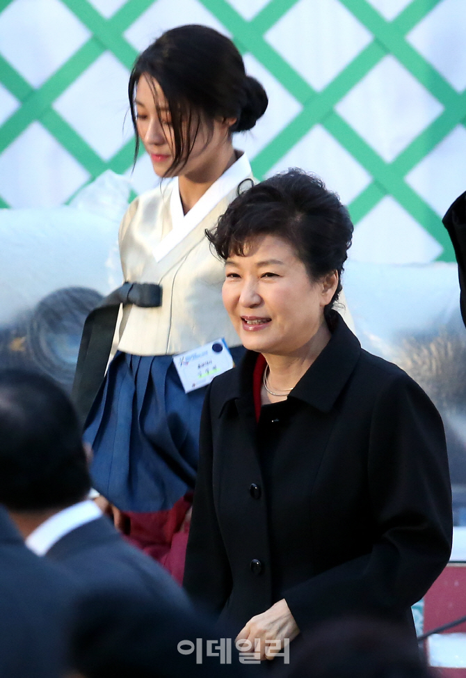 [포토]박근혜 대통령과 나란히 선 AOA 설현