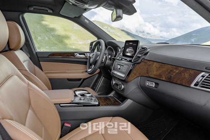벤츠 SUV 'GLS 350d 4MATI', 깔끔한 실내 인테리어                                                                                                                                         