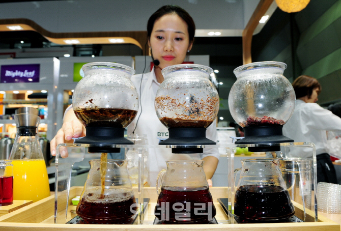 [포토]삼원티앤비, 티를 활용한 음료 시연-3