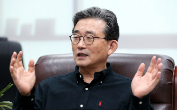 '경제브레인 외길 45년' 이한구는 누구