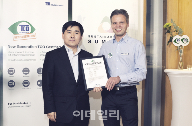 삼성전자 2015년 비즈니스 모니터, 차세대 친환경 인증 획득