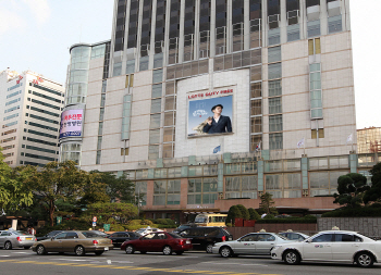 롯데 "아쉽지만 겸허히 수용, 국민 기업 거듭날 것"                                                                                                                                              