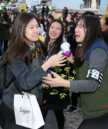"대학으로 꺼져·정답저격" 수능 고사장 열띤 응원전