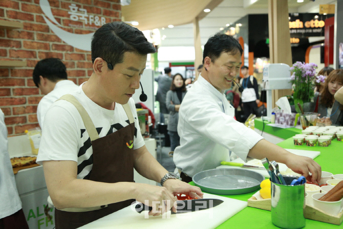 [포토]이현우, '제가 만든 브런치 어때요?'