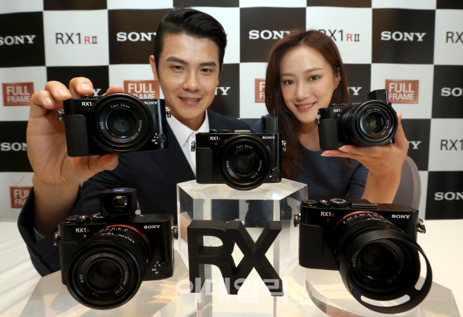 [포토]소니코리아, '세계 최소형 풀프레임 카메라 RX1R Ⅱ' 출시