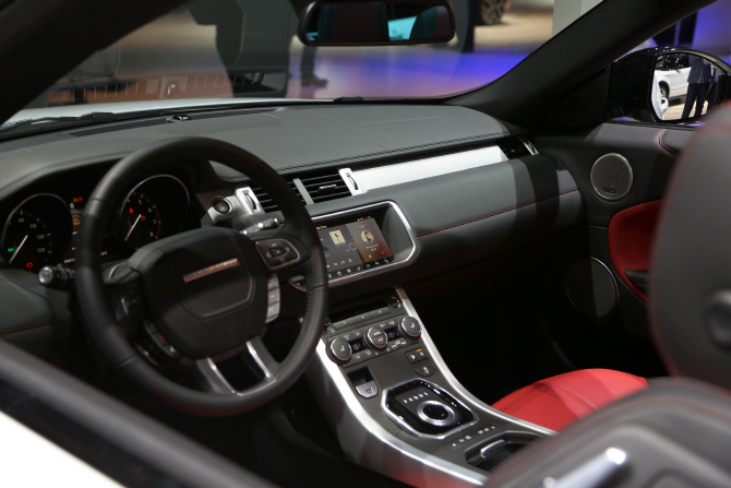 [포토]레인지로버 '이보크 컨버터블', 스티어링 휠