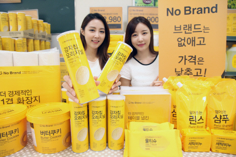 `감자칩 만들고, 매장 새로 꾸미고`..대형마트는 변신중