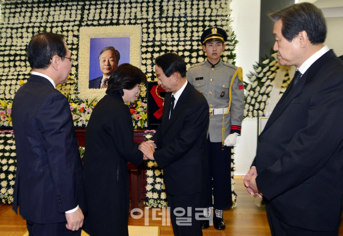 [포토]김현철씨 위로하는 심상정 대표