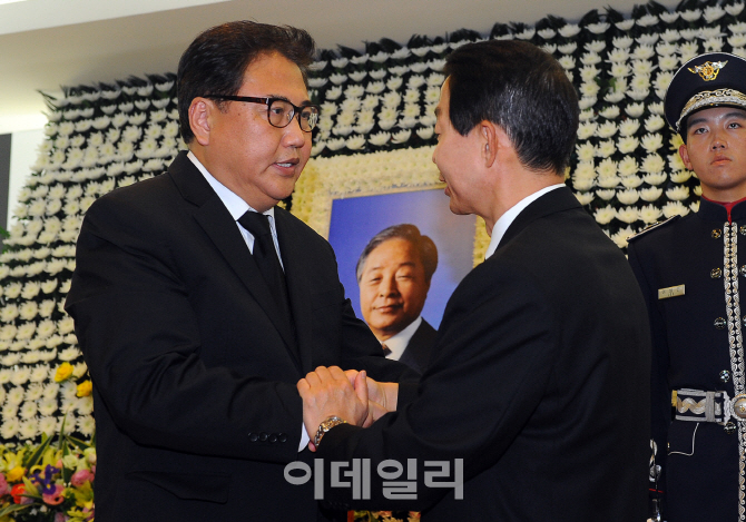 [포토]김영삼 전 대통령 차남 현철씨 위로하는 박진 전 의원