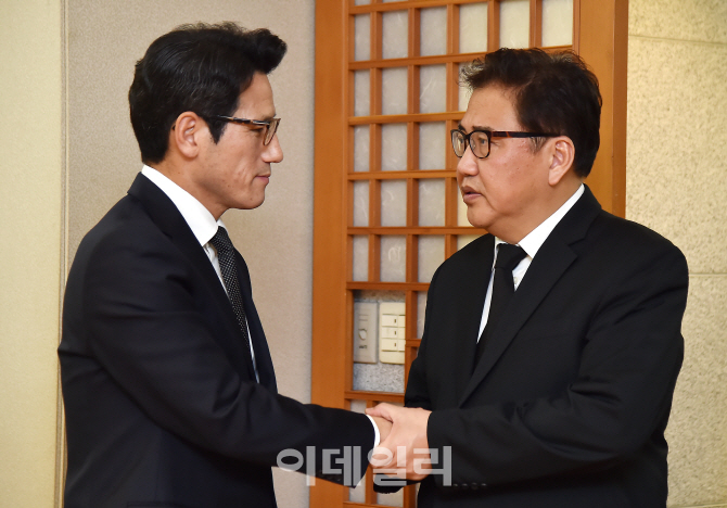 [포토]김영삼 전 대통령 빈소에서 이야기 나누는 정병국-박진