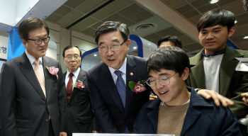 삼성 협력사 채용한마당 찾은 이기권 장관 "노동개혁 법제화 시급"