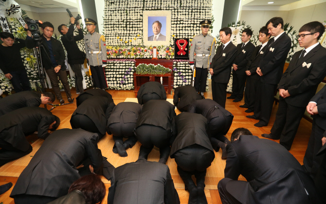 [포토]줄 잇는 단체 조문객들