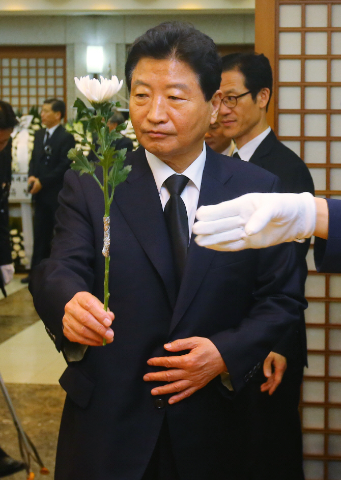 [포토]헌화하는 안상수 창원시장