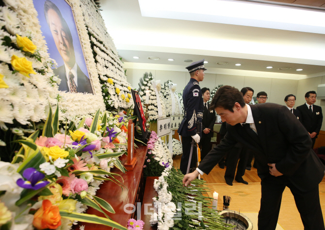[포토]YS 빈소 찾아 조문하는 송호창 의원