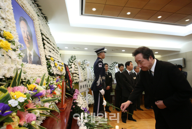 [포토]YS 빈소 찾아 조문하는 이낙연 전남도지사