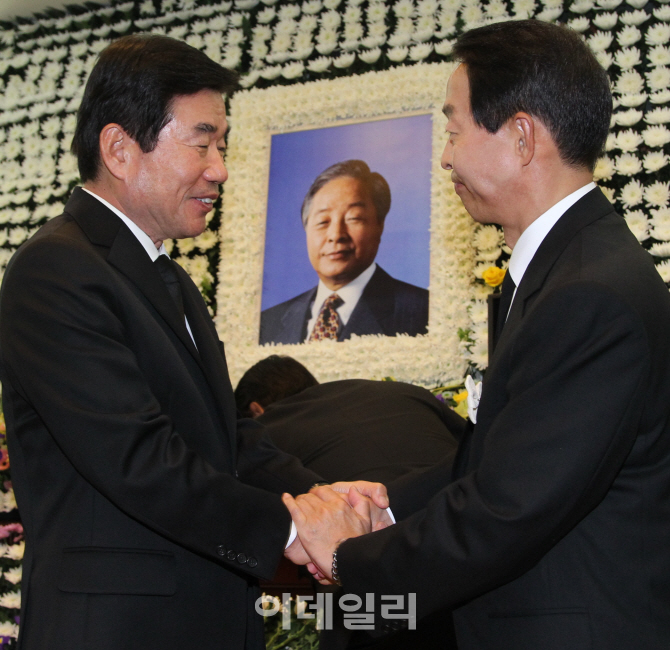 [포토]YS 빈소 찾아 조문하는 김진표 전 경제부총리