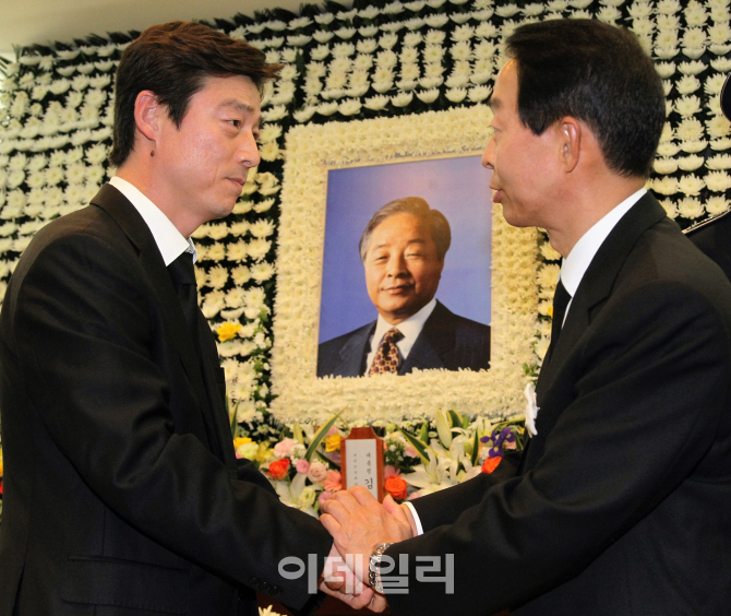 [포토]YS 빈소 찾아 유족 위로하는 송호창 의원