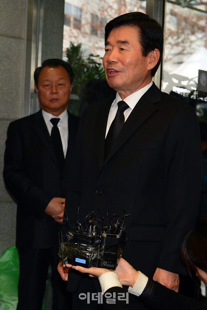 [포토]YS 빈소 찾은 김진표 전 경제부총리