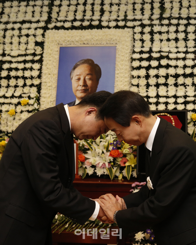 [포토]김현철 씨와 인사하는 노건호 씨