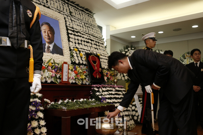 [포토]YS 빈소 조문하는 노무현 전 대통령 아들 노건호 씨