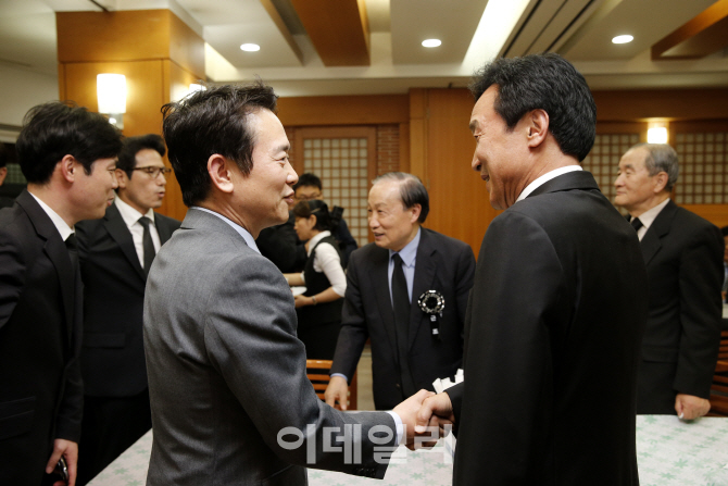 [포토]YS 빈소 찾아 손학규 전 대표와 인사 나누는 남경필 경기도지사
