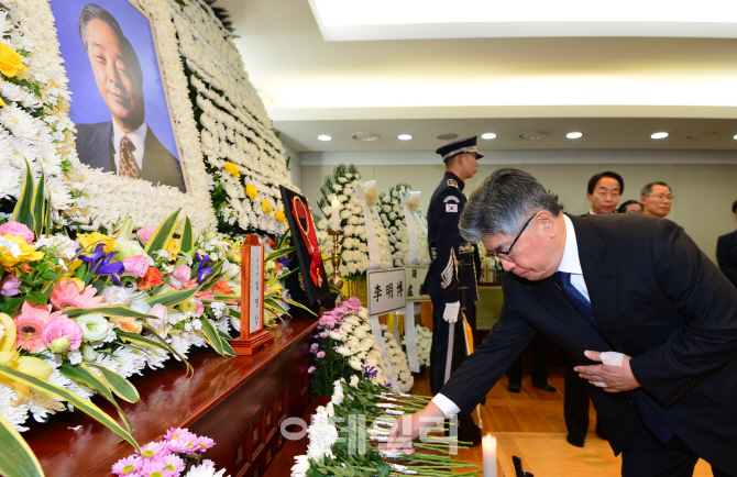 [포토]YS 빈소에 헌화하는 김중수 전 한국은행 총재