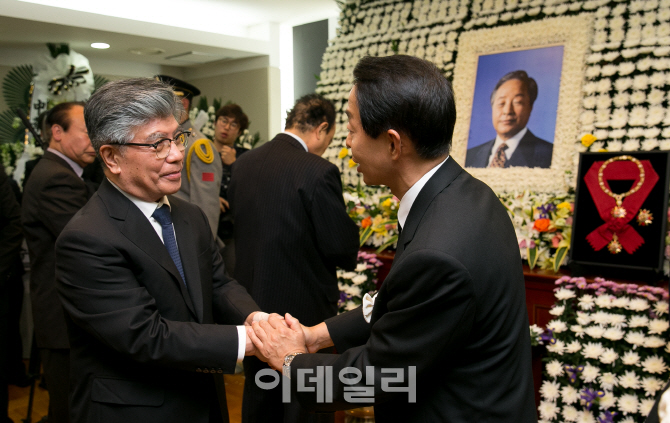 [포토]김현철씨와 이야기 나누는 김중수 전 한국은행 총재