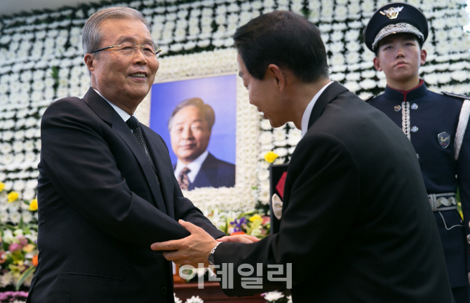 [포토]YS 빈소 찾아 현철씨와 이야기 나누는 김종인 전 청와대 경제수석