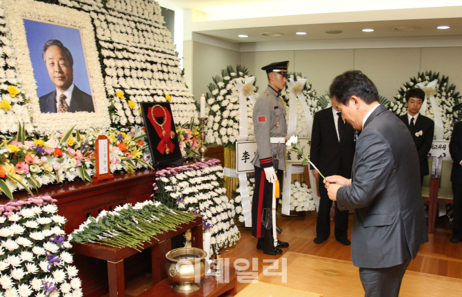 [포토]김영삼 전 대통령 빈소 찾은 원희룡 제주지사