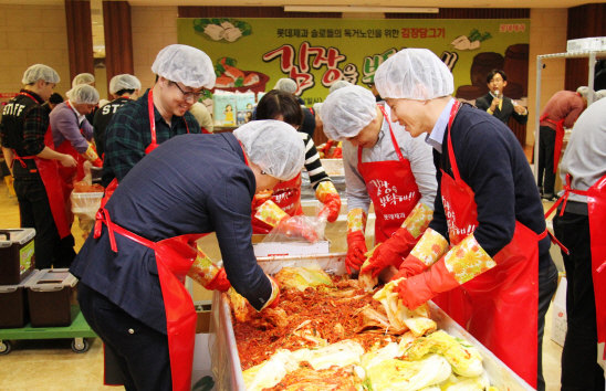 [포토]롯데제과, 사랑의 김장나눔 행사 전개