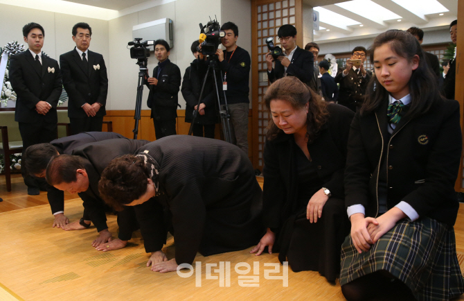 [포토]YS 빈소 찾은 '꼬마동지' 이규희 씨