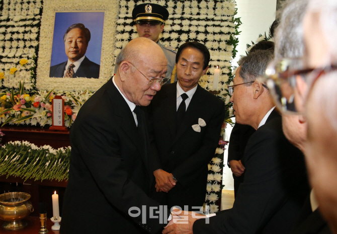 [포토]김영삼 전 대통령 빈소 찾아 상주들과 인사 나누는 전두환 전 대통령