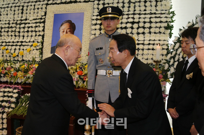 [포토]YS 빈소 찾아 김현철 씨 위로하는 전두환 전 대통령