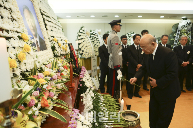 [포토]고 김영삼 전대통령 빈소에 헌화하는 전두환 전 대통령