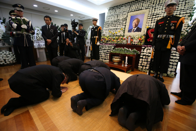 [포토]큰 절하는 조문객들