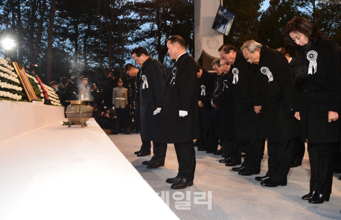 [포토]엄숙히 진행되는 故 김영삼 전 대통령 안장식