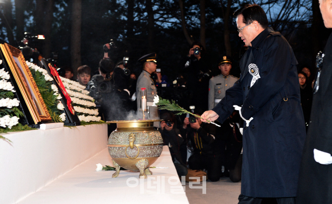 [포토]헌화하는 정의화 국회의장