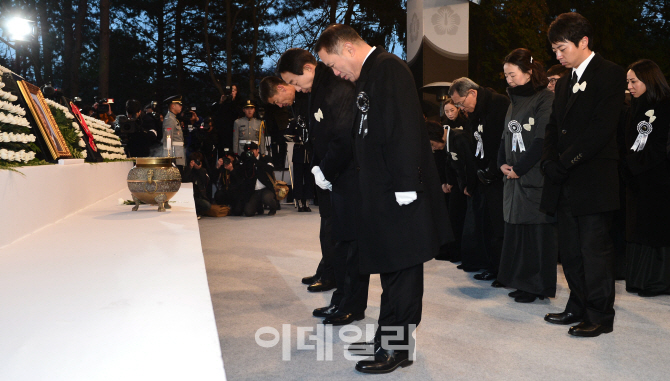 [포토]묵념하는 故 김영삼 전 대통령 유가족