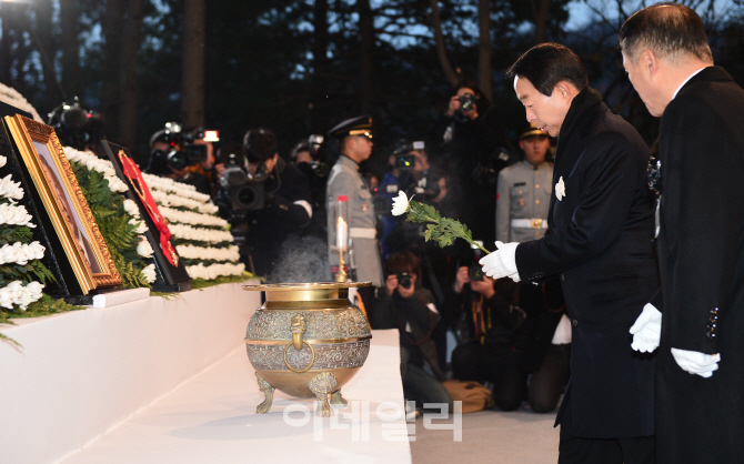 [포토]헌화하는 故 김영삼 전 대통령 차남 현철씨