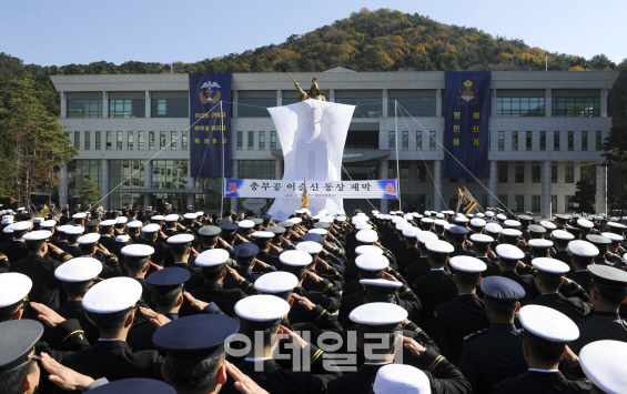 [포토]완전 군장한 이순신 장군 동상, 해군사관학교에 건립