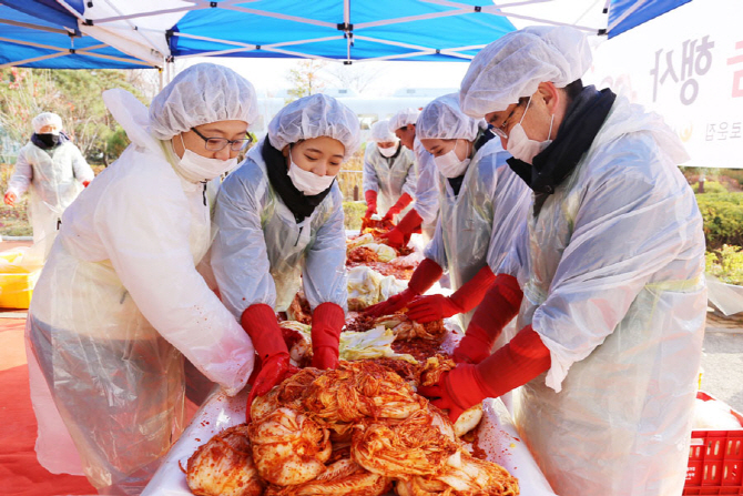 [포토]신용회복위원회 직원들의 사랑의 김장나누기