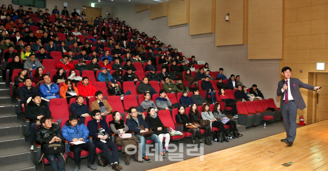 [포토]노병천 원장, '손자병법에서 배우는 인생처세술'이란 주제로 강연