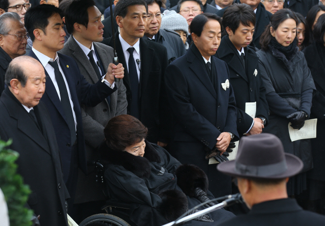 [포토] 삼우제에 모인 유가족과 조문객들