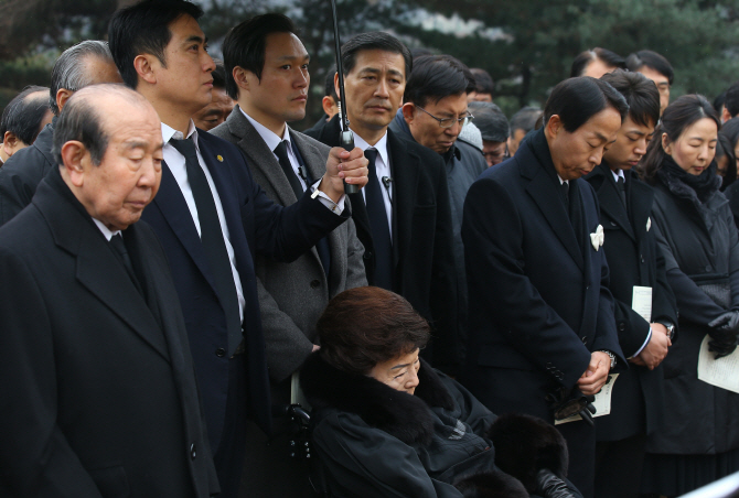 [포토] 故 김영삼 전 대통령 삼우제 참석한 유가족들