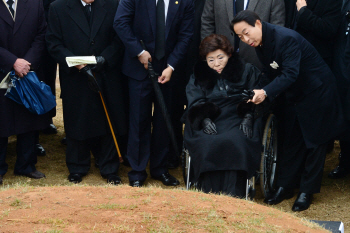 YS 삼우제, 장남 은철씨 감기로 불참.. `봉황알` 전설 언급                                                                                                                                                 