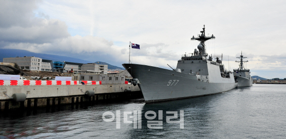 [포토]제주민군복합항에 입항한 대조영함과 서애류성룡함