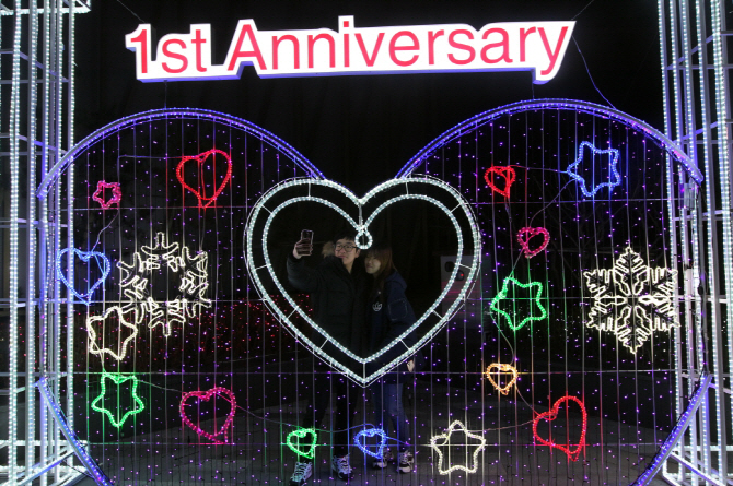 [포토]“롯데몰 수원에서 화려한 루미나리에 만나세요”